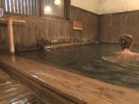 《再去温泉吧》让你畅游日本最美的温泉地狱