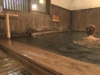 路途漫漫,月光微微!《温泉行不行》让你领略日本秘汤风光